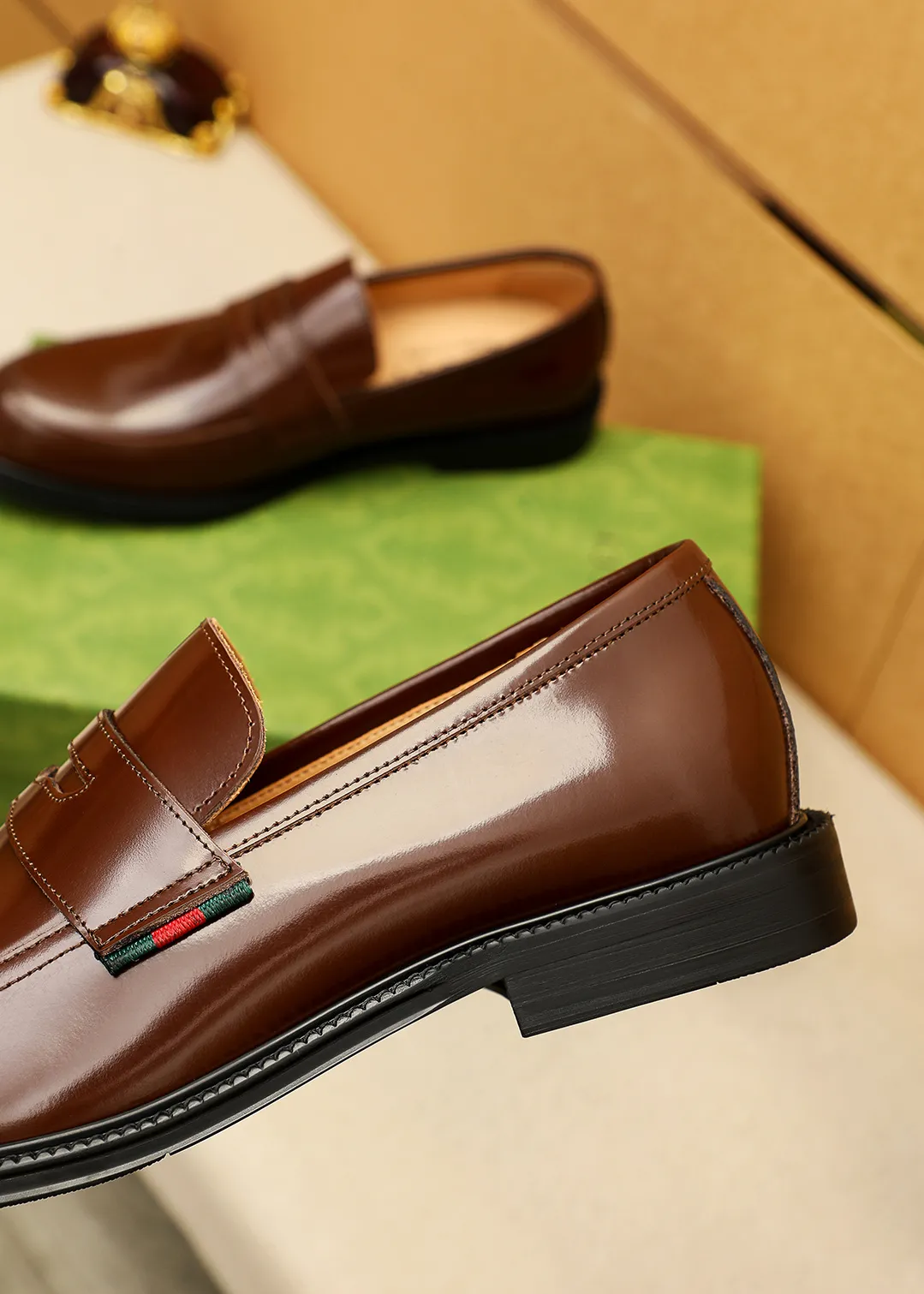 Men's shoes 💰520 💐 Product trademark: GUCCI "Gucci" casual leather shoes Regular size: 38-44 (45.46🉑️customized) Product materials: Selected imported first-layer open-edge beaded cowhide leather upper, imported water-dyed cowhide leather lining. Strong three-dimensional visual effect, original outsole Color: 4⃣️colors available